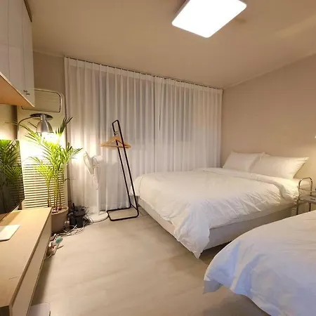 Hongdae, 10Mins To Hapjeong Station, Mangwon Station, 2 Rooms 3 Beds, Max 5Pax
